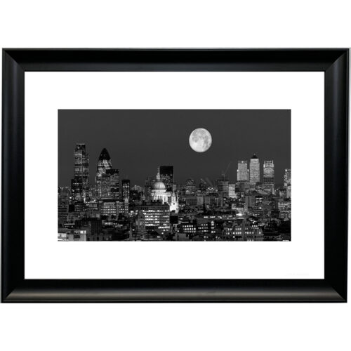 LONDON SKYLINE AT DUSK